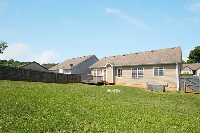 Building Photo - Pet Friendly Three Bedroom!