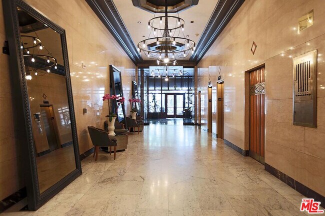 Building Photo - 460 S Spring St