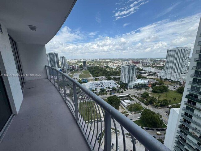 Building Photo - 1750 N Bayshore Dr