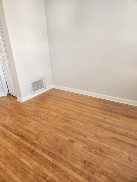 Living Room - 2326 S Homan Ave