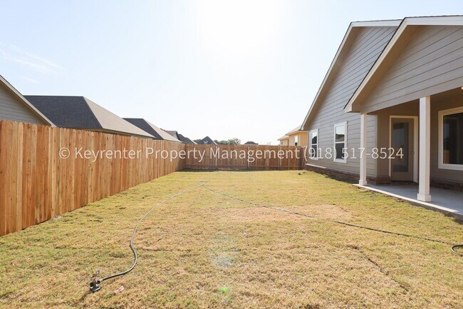 Building Photo - Stunning New Construction Home 4 Bed 2 Bath Broken Arrow