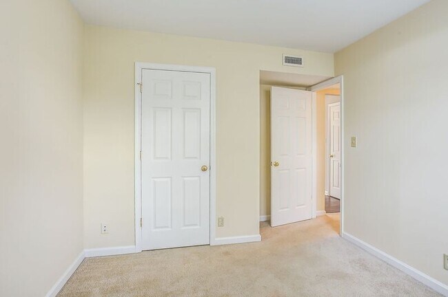 Building Photo - 1221 Villa Ln