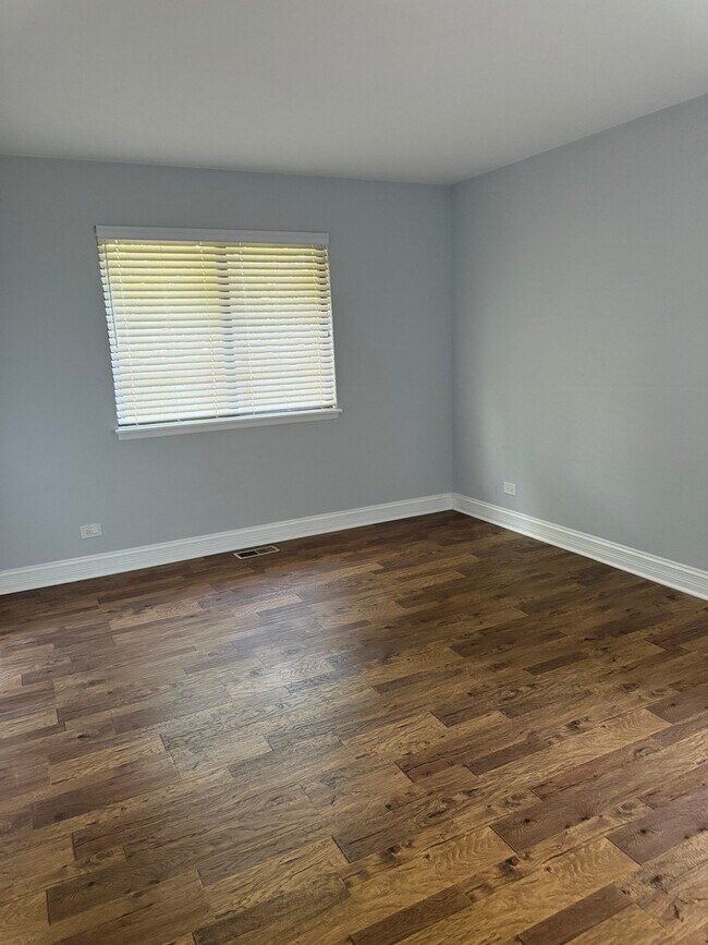 Building Photo - 216 Deerpath Ct