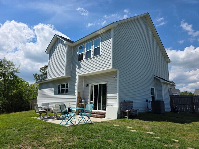 Building Photo - Spacious & Stylish Living Near Camp Lejeune with Expansive Fenced Backyard