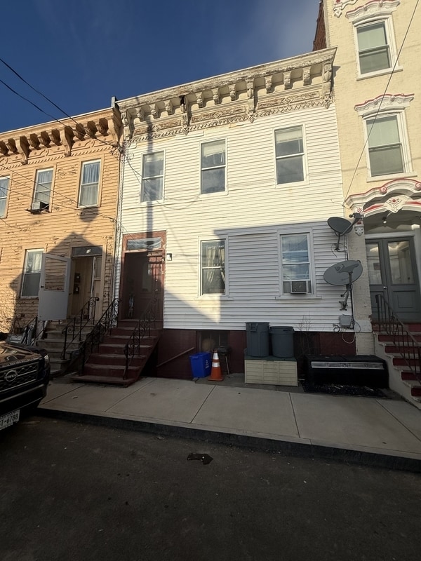 Building Photo - 11 Osborne St