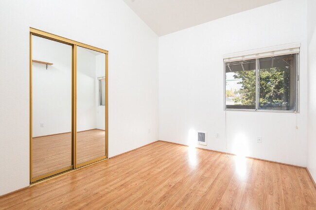 Building Photo - "Charming 2-Bed, 2-Bath Haven on Tripp Drive – Cozy Living in Reno!"