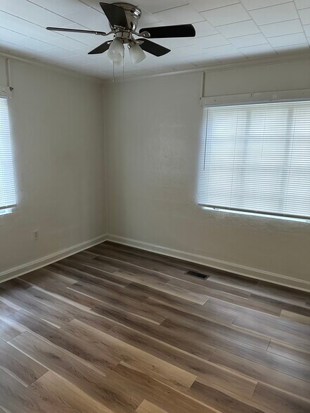 Building Photo - 402 W 22nd Street