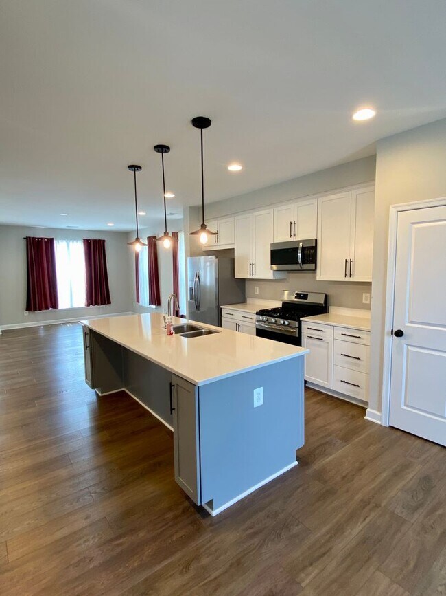 Building Photo - Charming 3-bedroom, 2.5-bathroom Townhouse