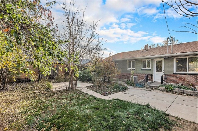 Building Photo - Spacious 3 bed 2 bath home in Denver