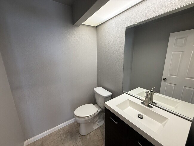 Building Photo - Beautiful 3 Bed/2.5 Bath Townhome