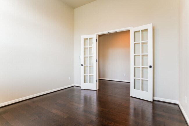 Building Photo - Bright, Spacious Living in an Inviting Home with Modern Finishes and Great Location