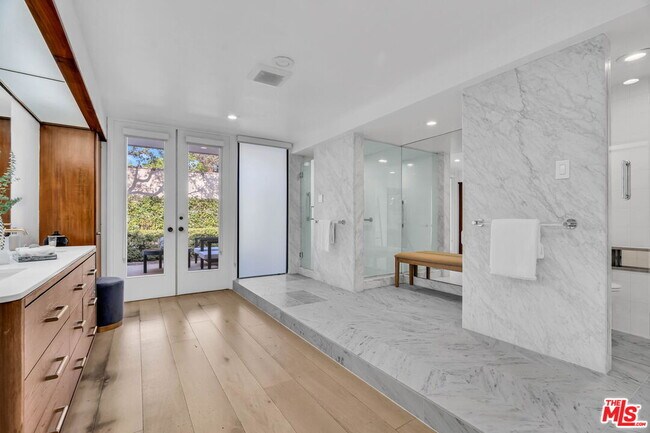 Building Photo - 802 N Crescent Dr