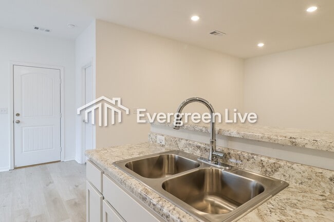 Building Photo - 165 Meadow Dr