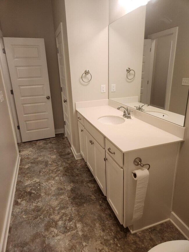 Building Photo - Nice 3 Bed 2 Bath House! Available Now!