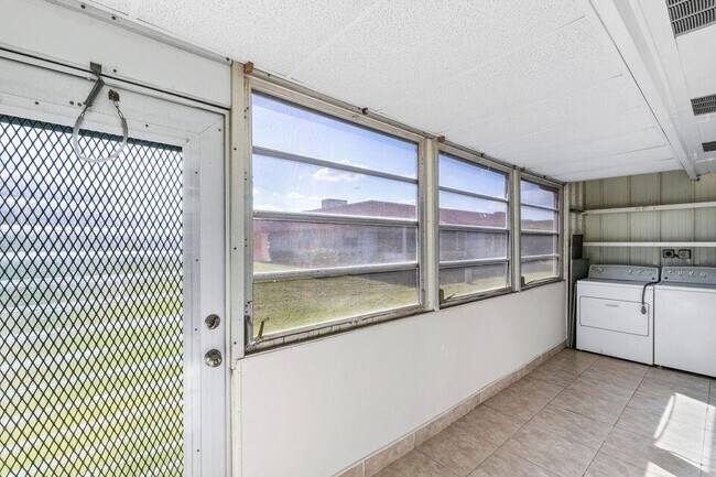 Building Photo - 245 Seville K