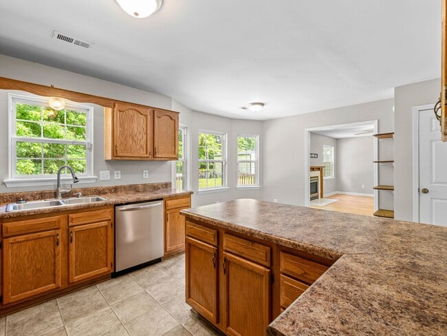 Building Photo - Country Club Area!