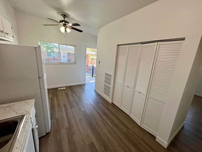 Building Photo - 1/2 off first month's rent on Remodeled unit in Millcreek