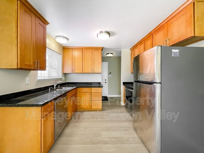 Building Photo - 933 Miramonte Ave