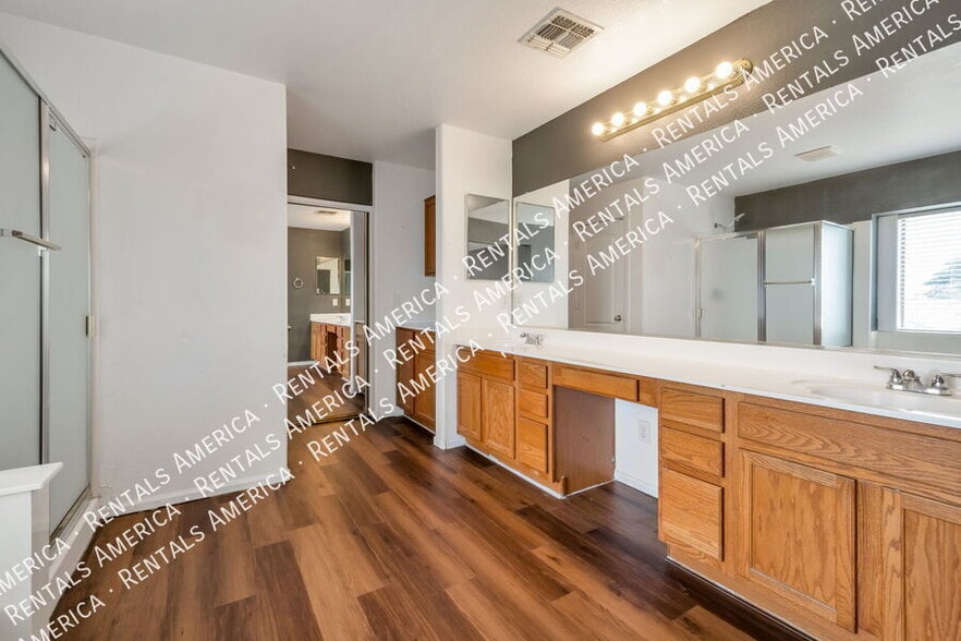 Building Photo - 629 E Saddle Way