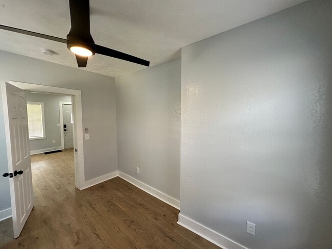 Building Photo - 215 E North - 4 Bedroom/1 Bathroom Home Do...