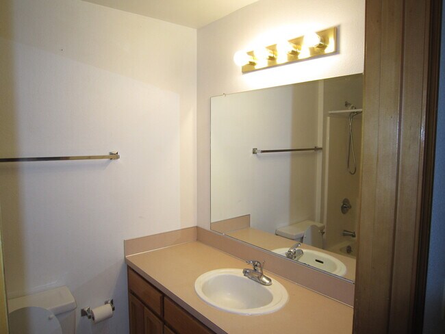 Building Photo - Three Bedroom in South Salem