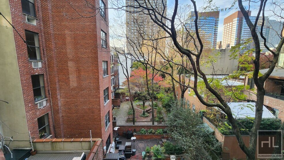 Building Photo - STUNNING MIDTOWN WEST 3 BEDROOM - WON'T LA...