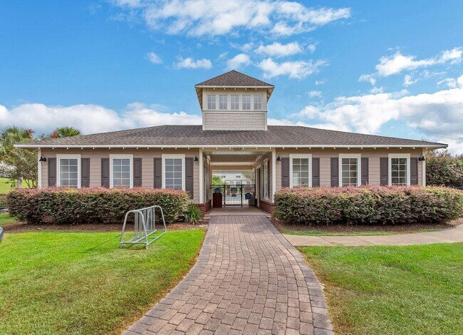 Building Photo - 749 Majestic Dr