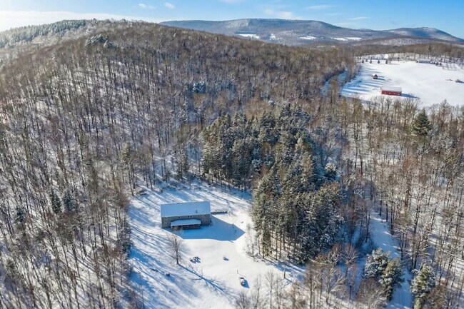 Building Photo - 1724 Calhoun Hill Rd