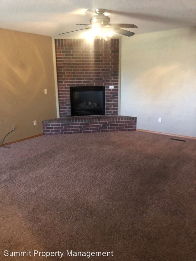 Building Photo - 522-524 E Rogers Dr