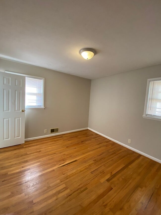 Building Photo - 18 Edwin Ave