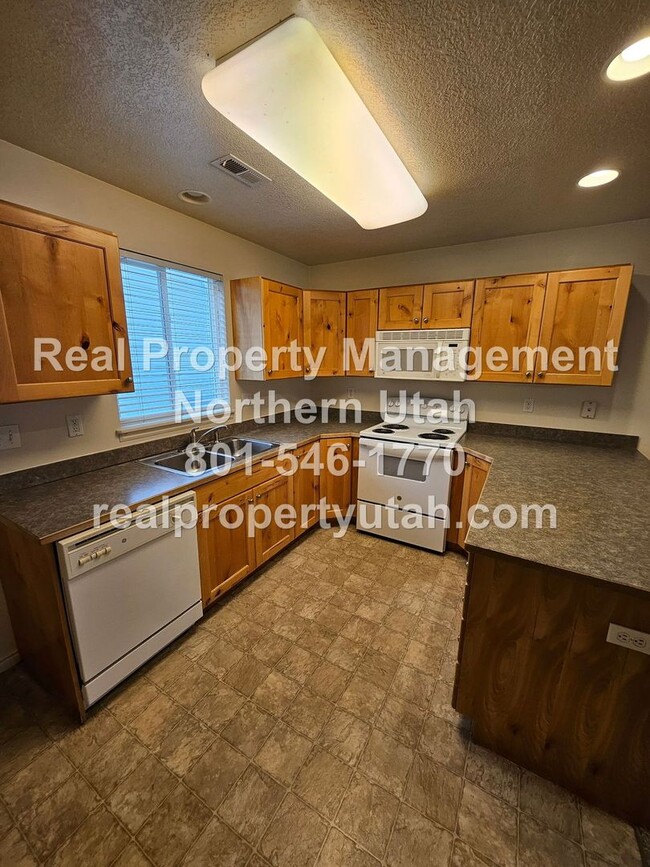 Building Photo - 3 Bedroom Townhome in Ogden Available Now!