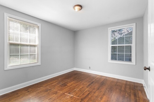 Building Photo - 26 Maple St