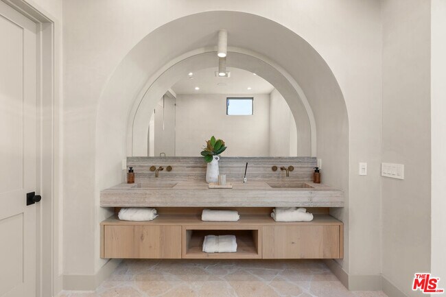 Building Photo - 11748 La Maida St