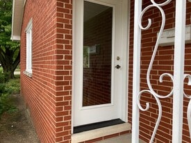 Building Photo - 108 S Maple Ave