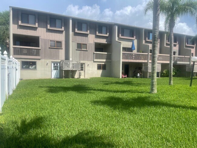 Building Photo - Beach Place Town House