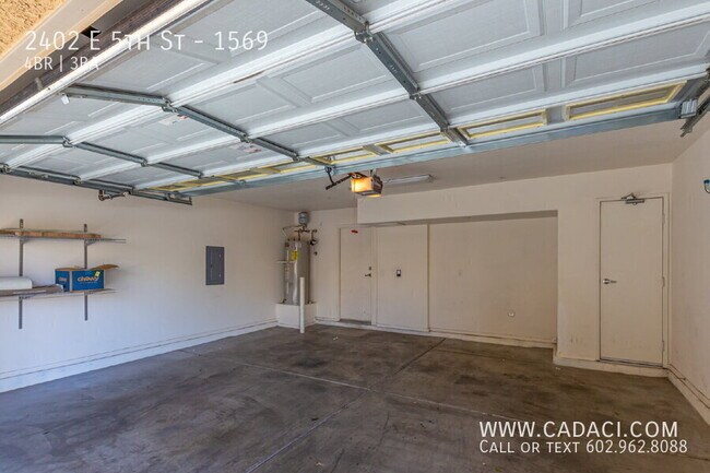 Building Photo - 2402 E 5th St