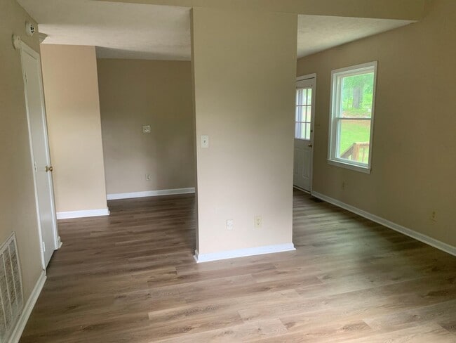 Building Photo - 3 Bedroom, 2 Bath in Rockingham