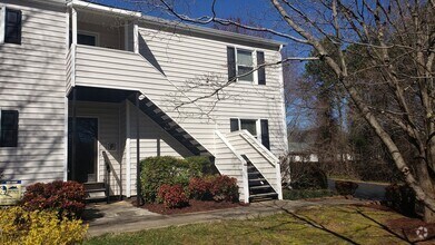 Building Photo - Great 1 level condo on lower level in Clem...