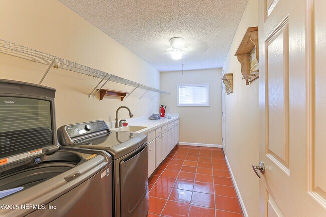 Building Photo - 1561 Stonebriar Rd