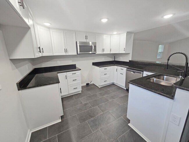 Building Photo - 4 Bedroom/2 Bath Harvest/Monrovia Area