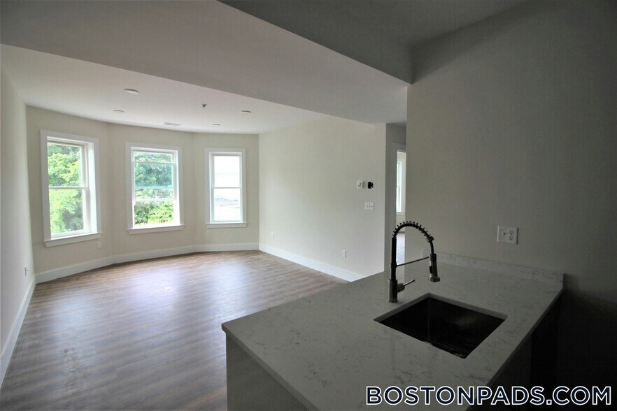 Building Photo - 843 Columbia Rd