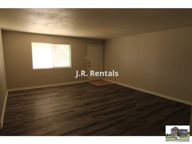 Building Photo - 2102 Hunt Dr