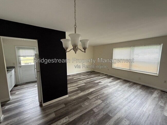 Building Photo - 4352 Sunray Rd