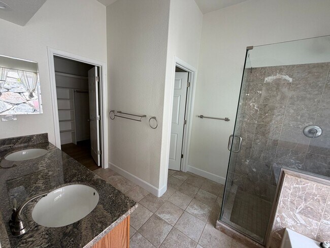 Building Photo - 1174 University Ridge Dr