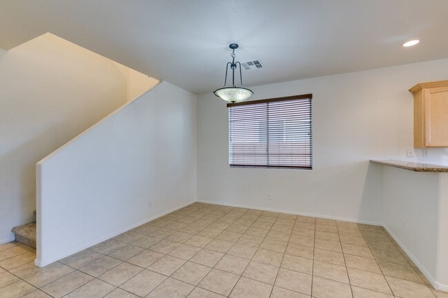 Building Photo - Great 3 bedroom house with a large loft an...