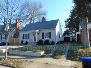 Building Photo - 815 Bright St