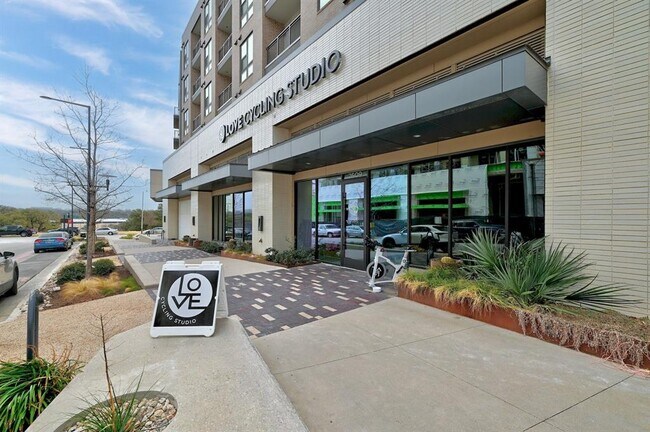 Building Photo - 4204 Elevator Dr