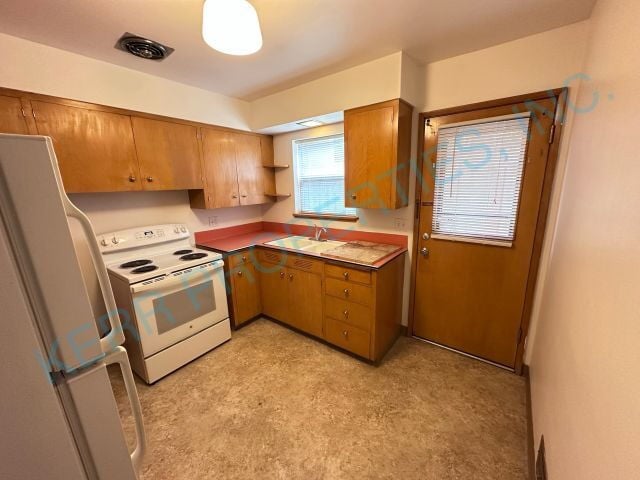 Building Photo - Charming 2-Bed Oasis with 1,111 Sq Ft of Comfort in Vibrant SE Portland!