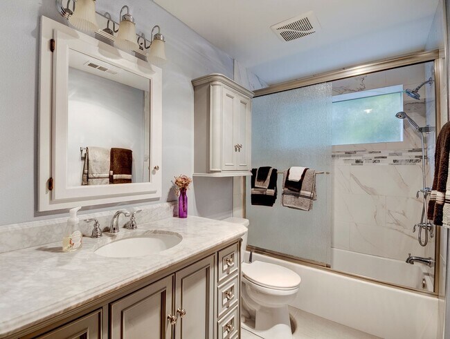 Building Photo - 3 Bedroom 2.5 bathroom spacious home with views of marina and downtown Oak Harbor