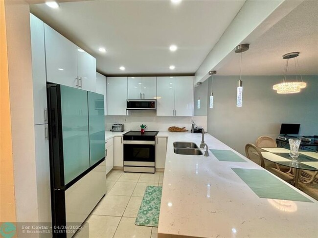 Building Photo - 3725 S Ocean Dr